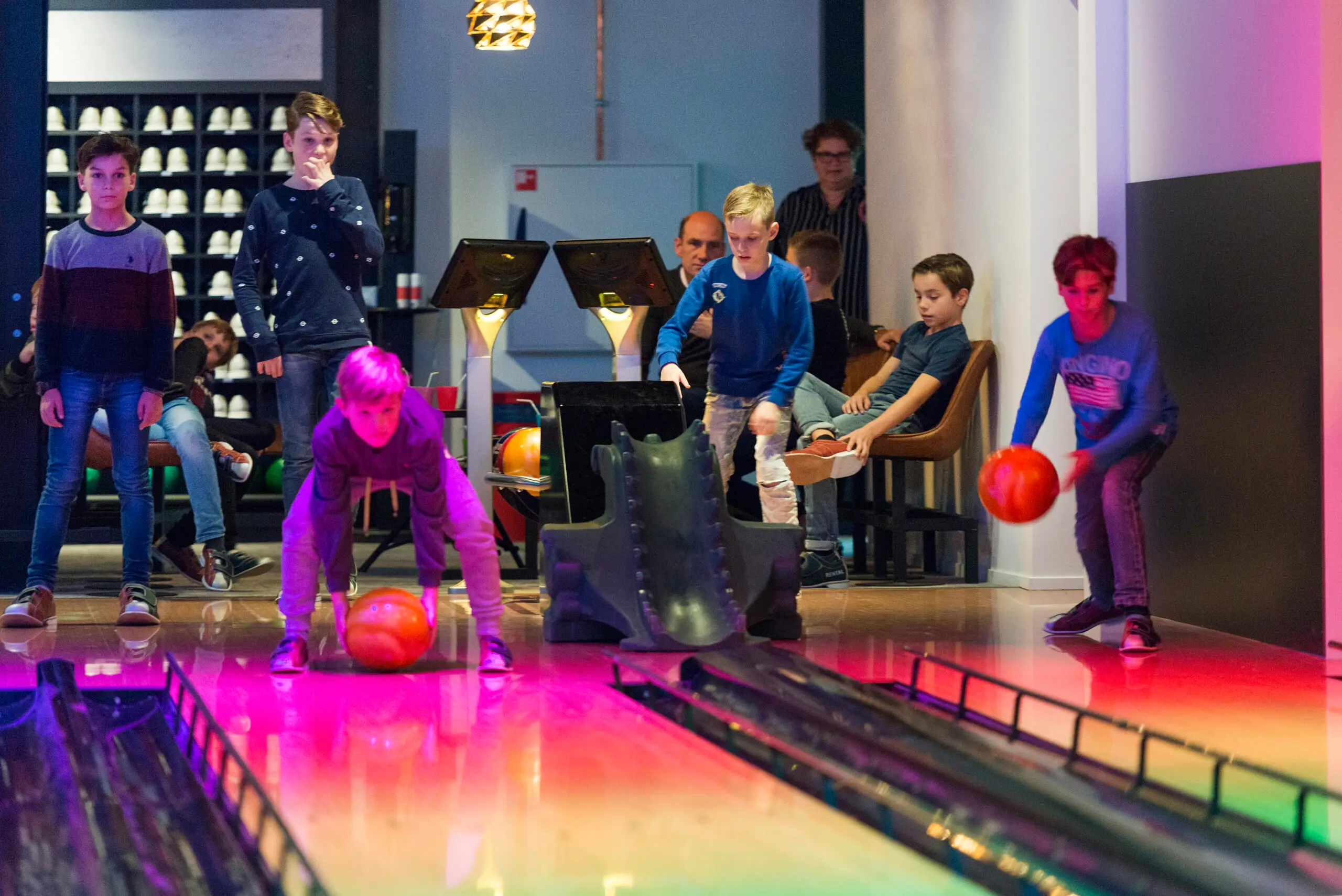 Kinderen bowlen