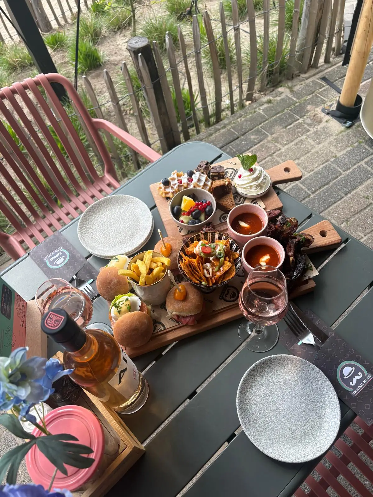 Rijkgevulde brunchplank op het terras