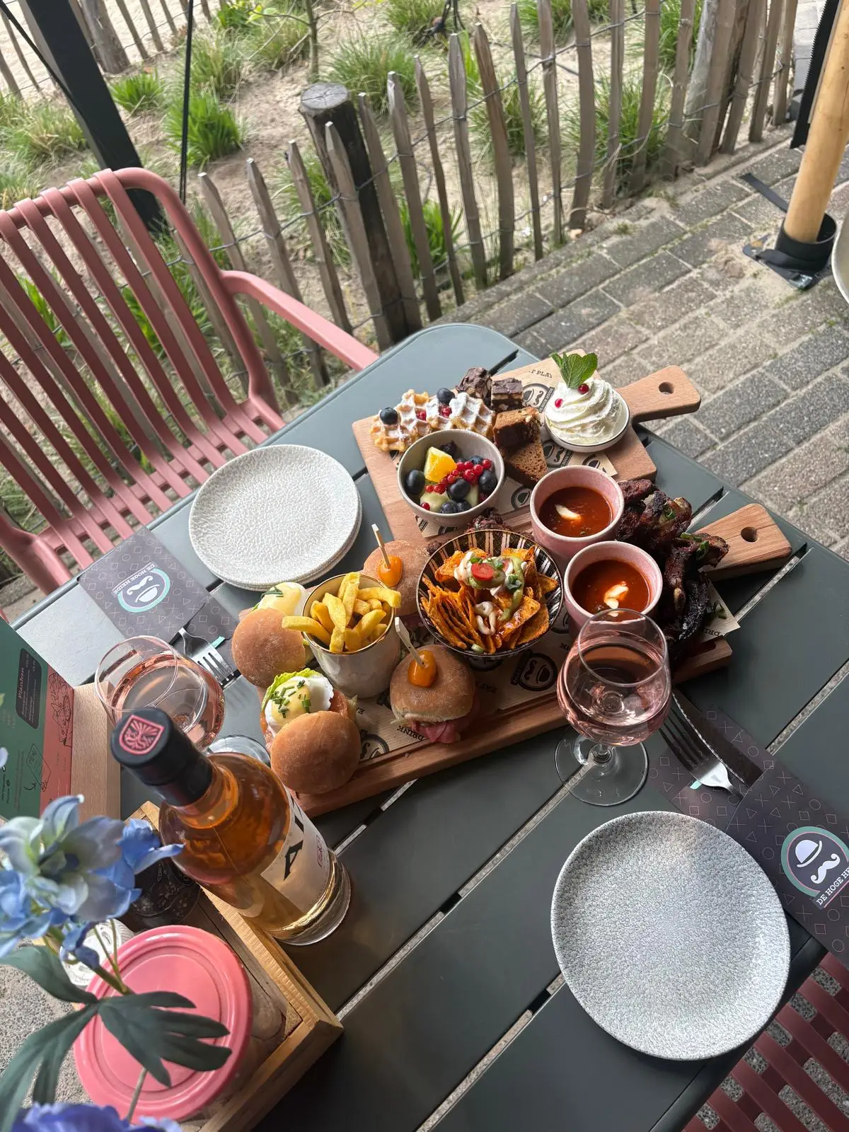 Rijkgevulde paas/pinksterplank met hartige lekkernijen en verschillende zoetigheden