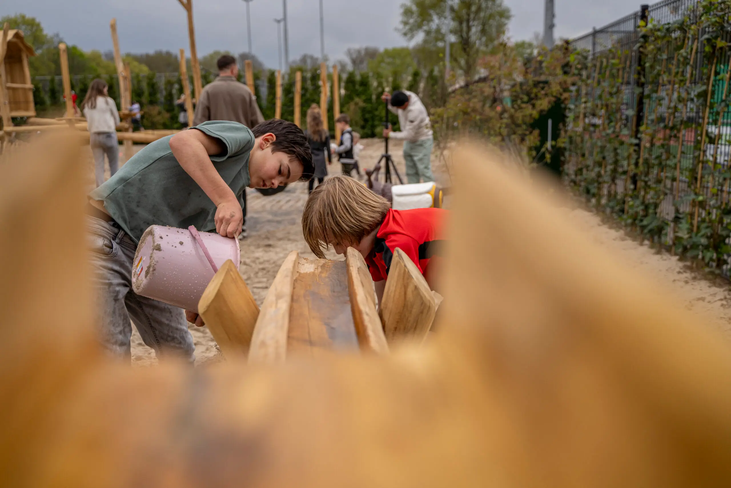 Jongens in de houten speeltuin