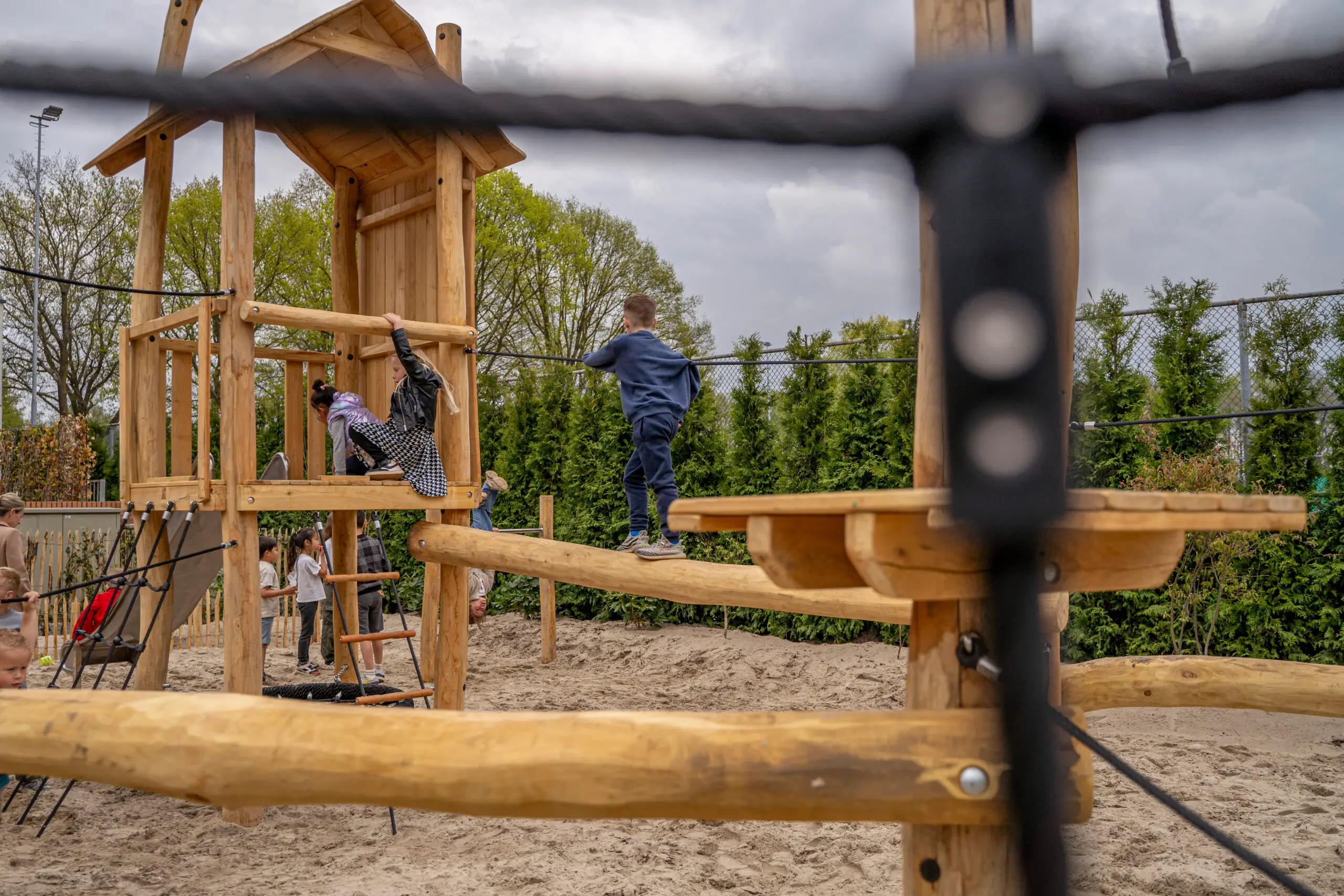 Kinderen die klimmen in de speeltuin
