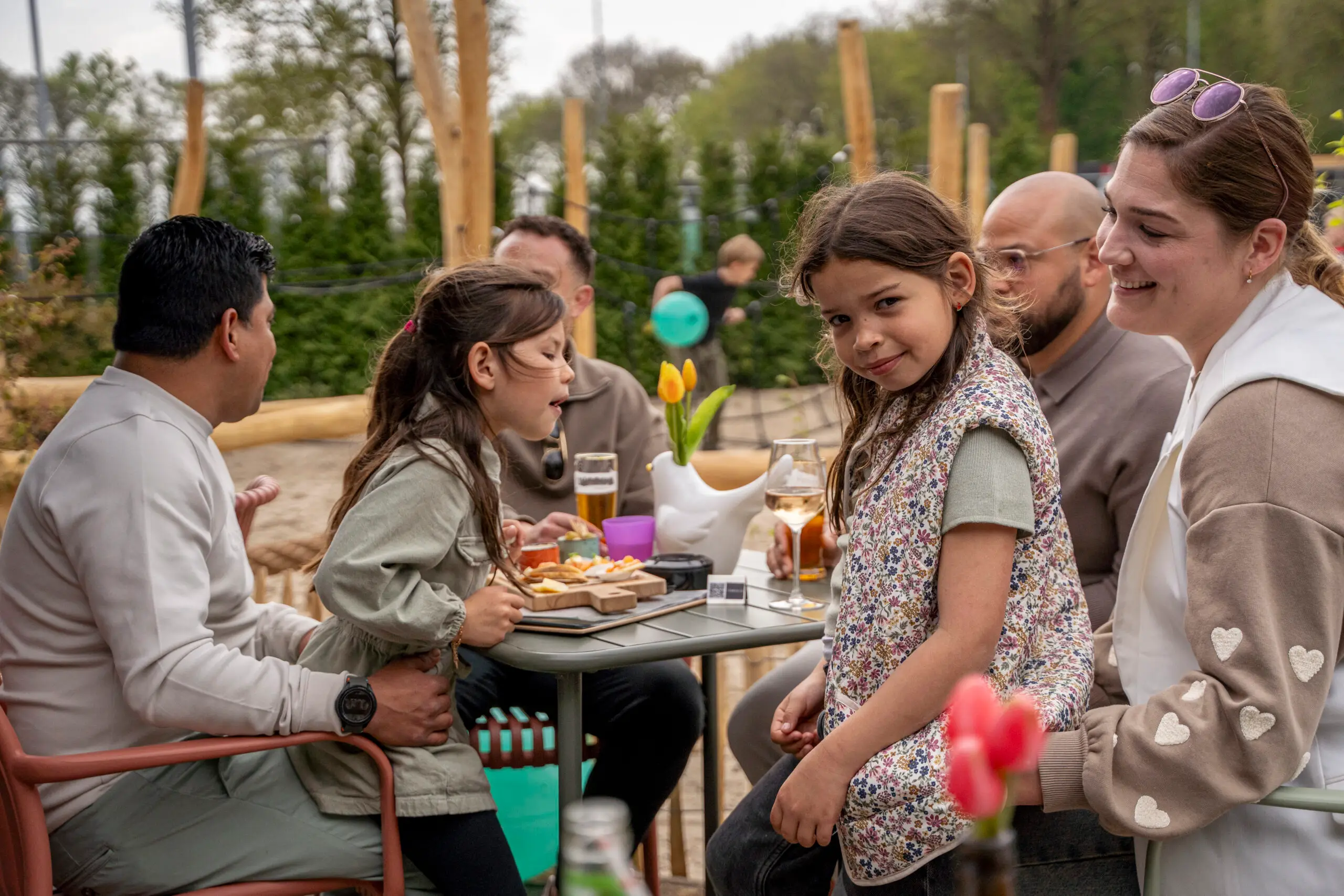 Vriendengroep met hun kinderen op het terras