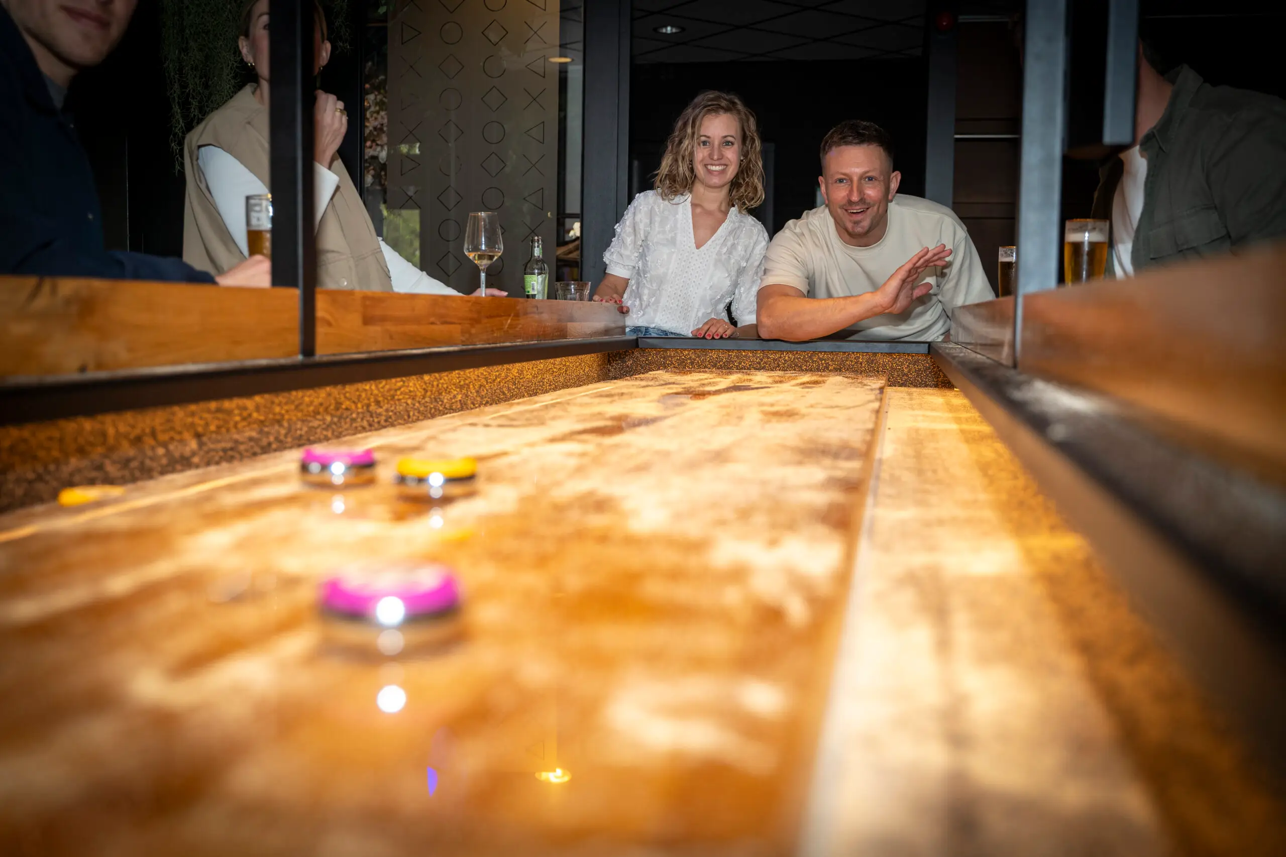 Vrolijke mensen die Supercharged Shuffleboard spelen