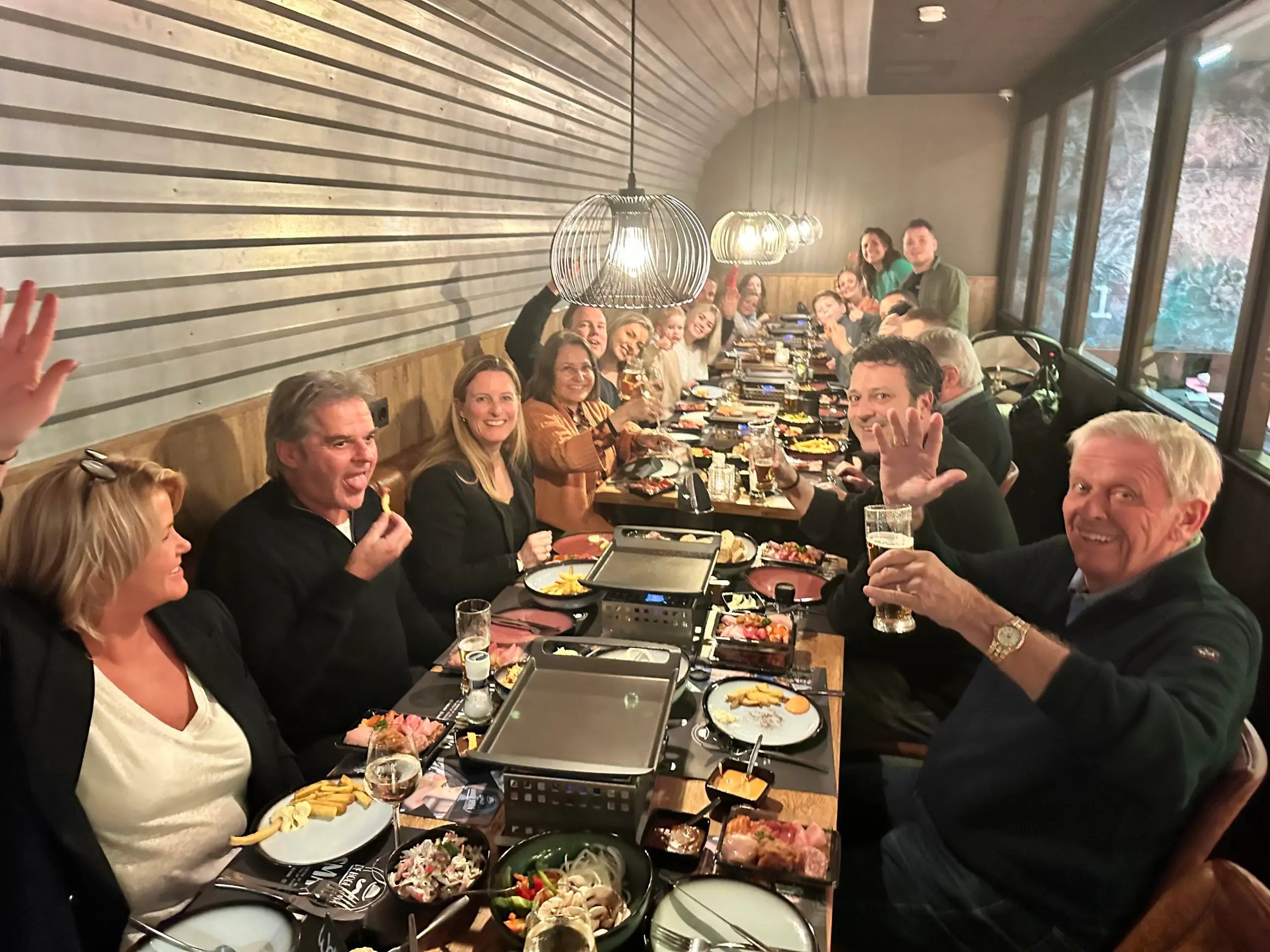 Lachende mensen die aan het grillen zijn bij De Hoge Heide