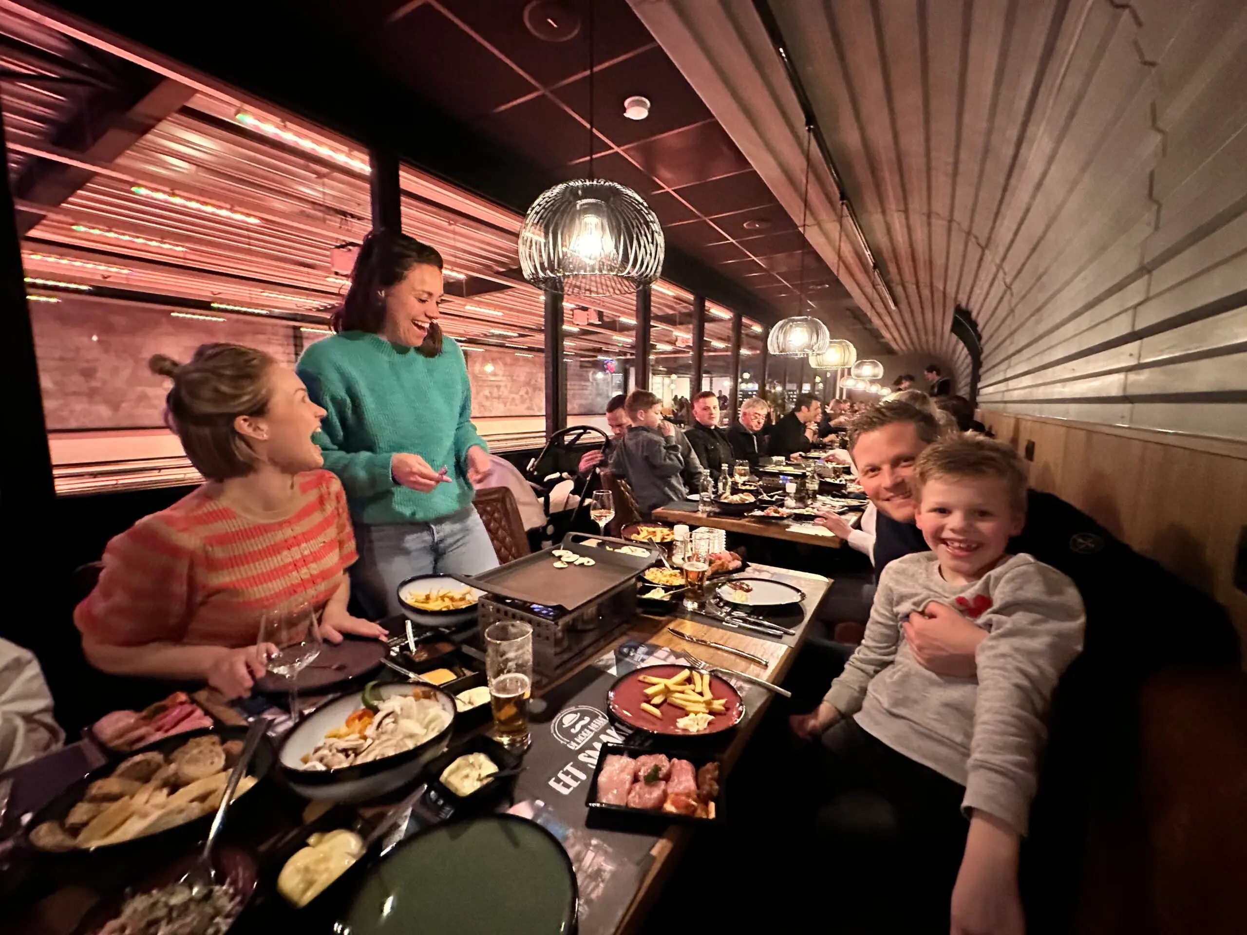 Groep mensen aan het grillen bij De Hoge Heide naast de bowlingbaan