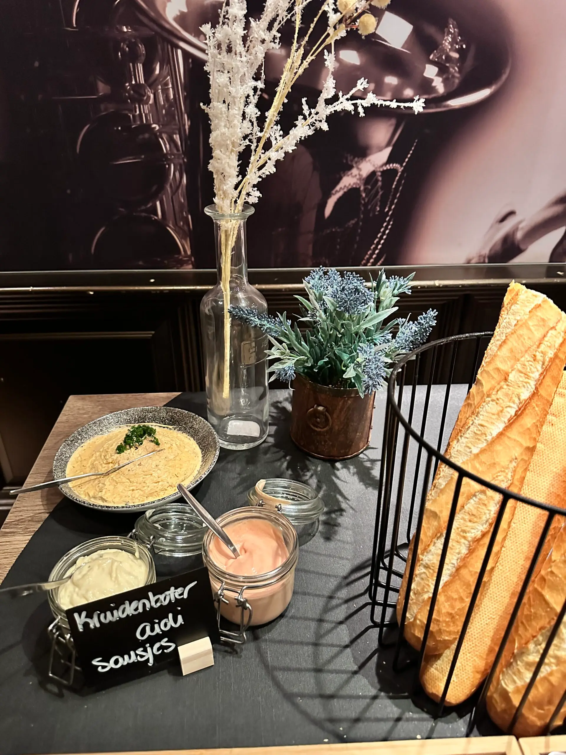Stokbrood met kruidenboter en aioli