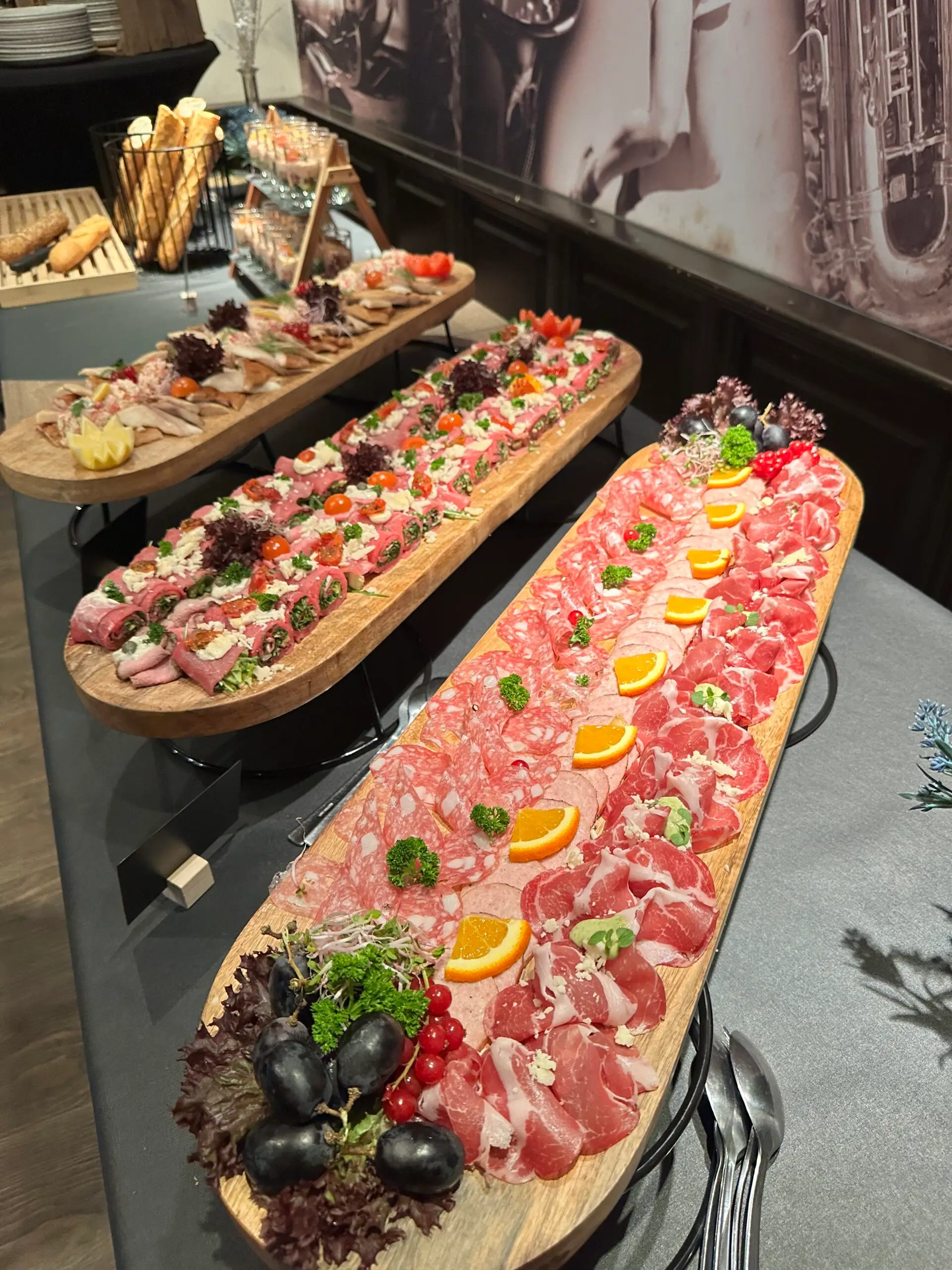 Grote borrelplanken met allerlei lekkere vleesjes en vis