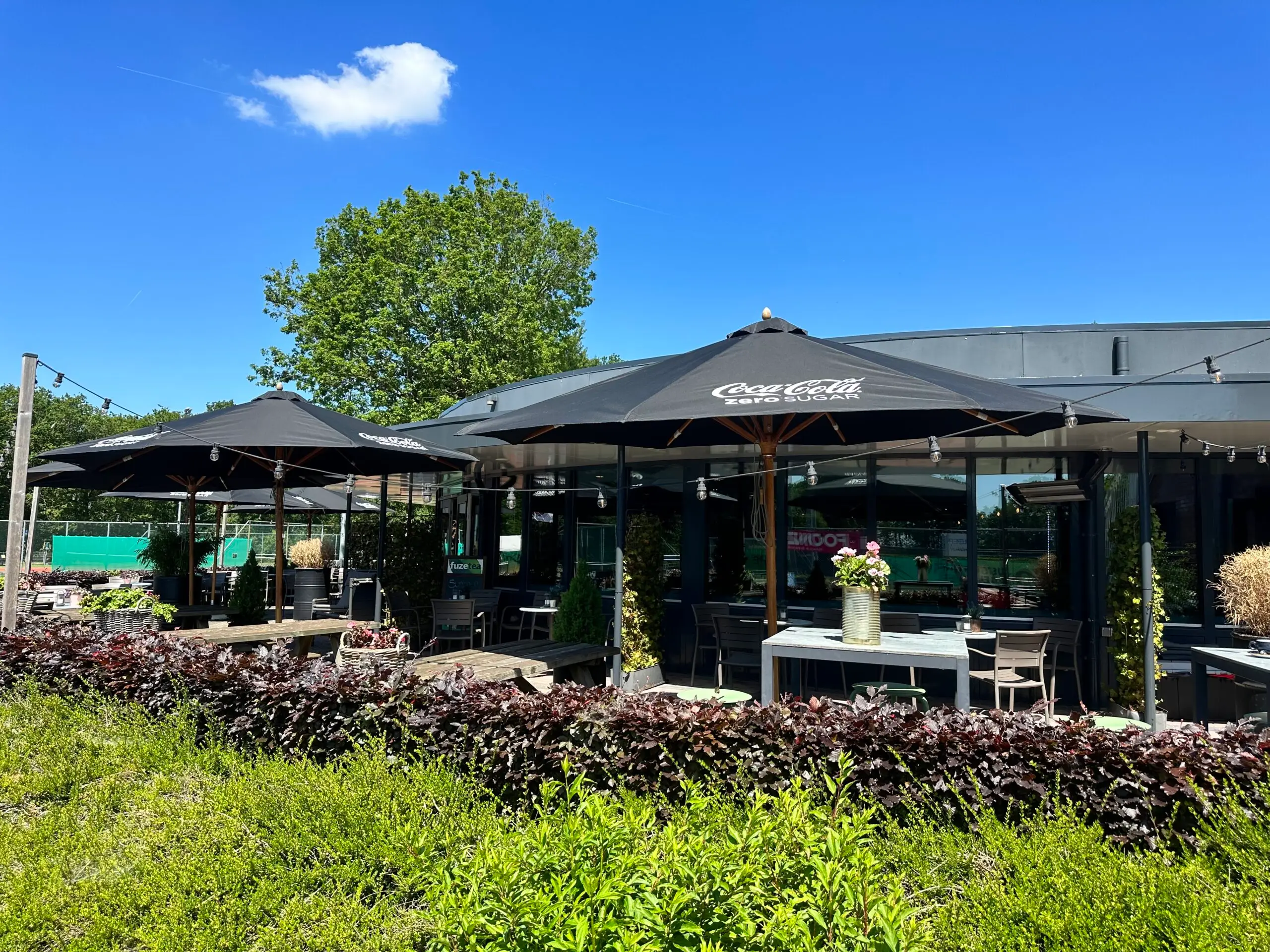 Terras van De Hoge Heide met Coco Cola parasols