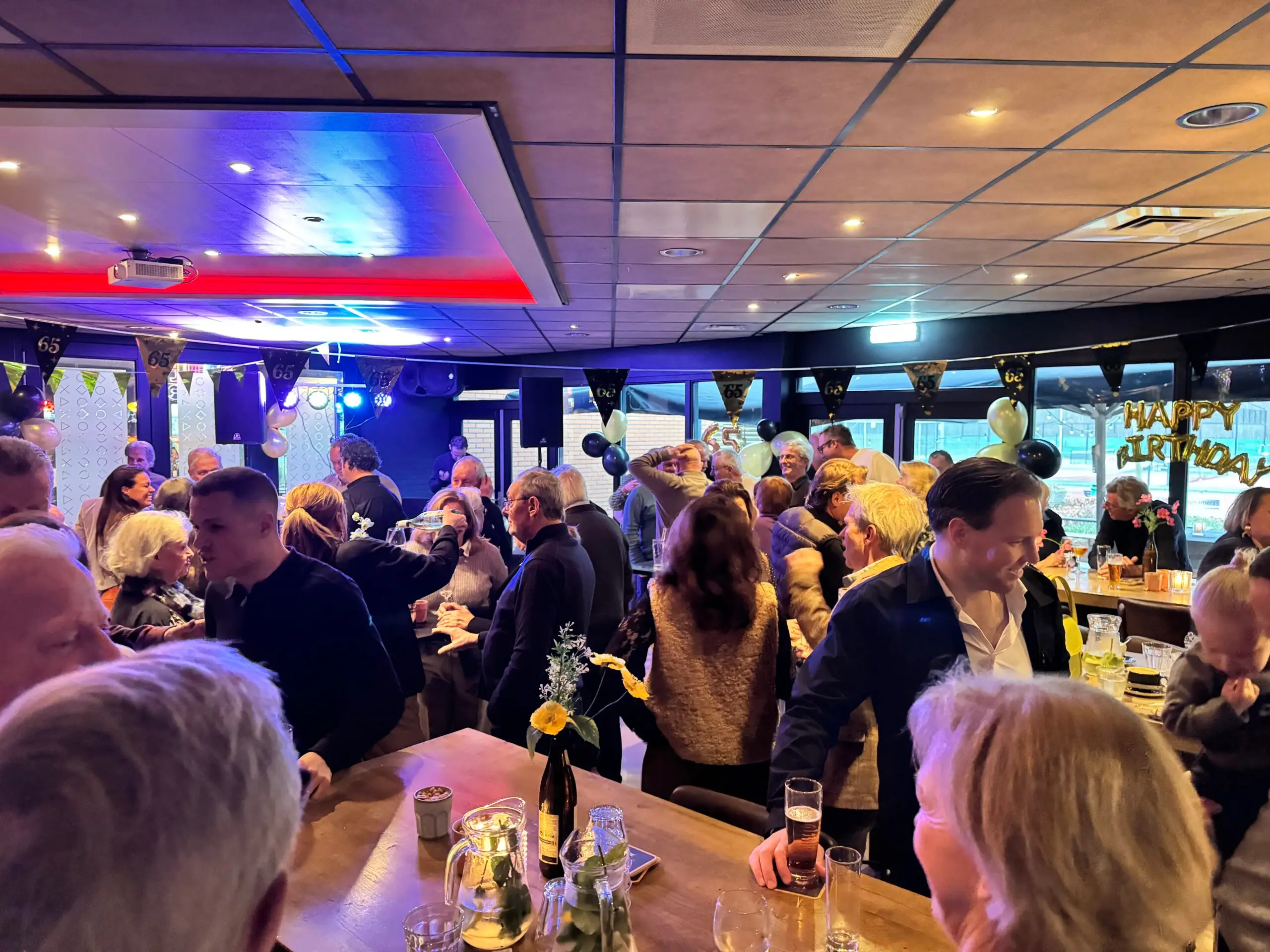 Grote groep mensen op een verjaardagsfeest