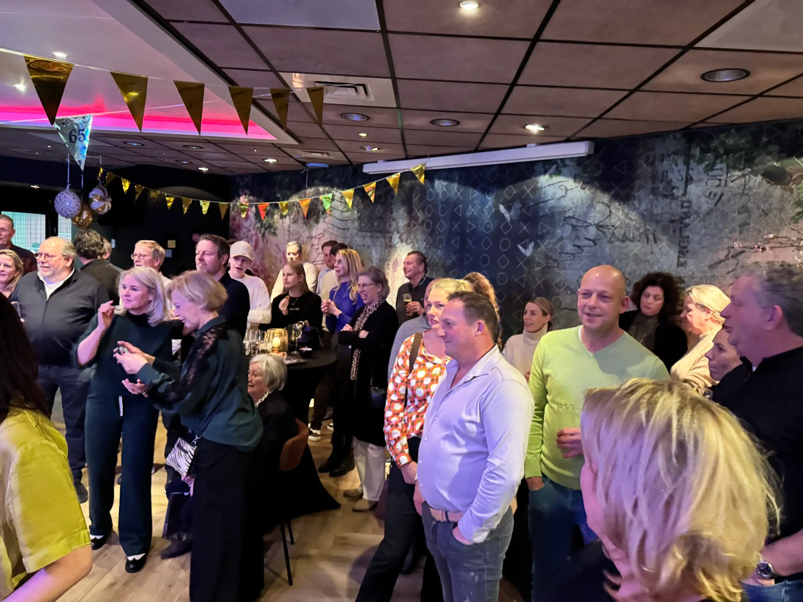 Groep mannen en vrouwen op een feestje