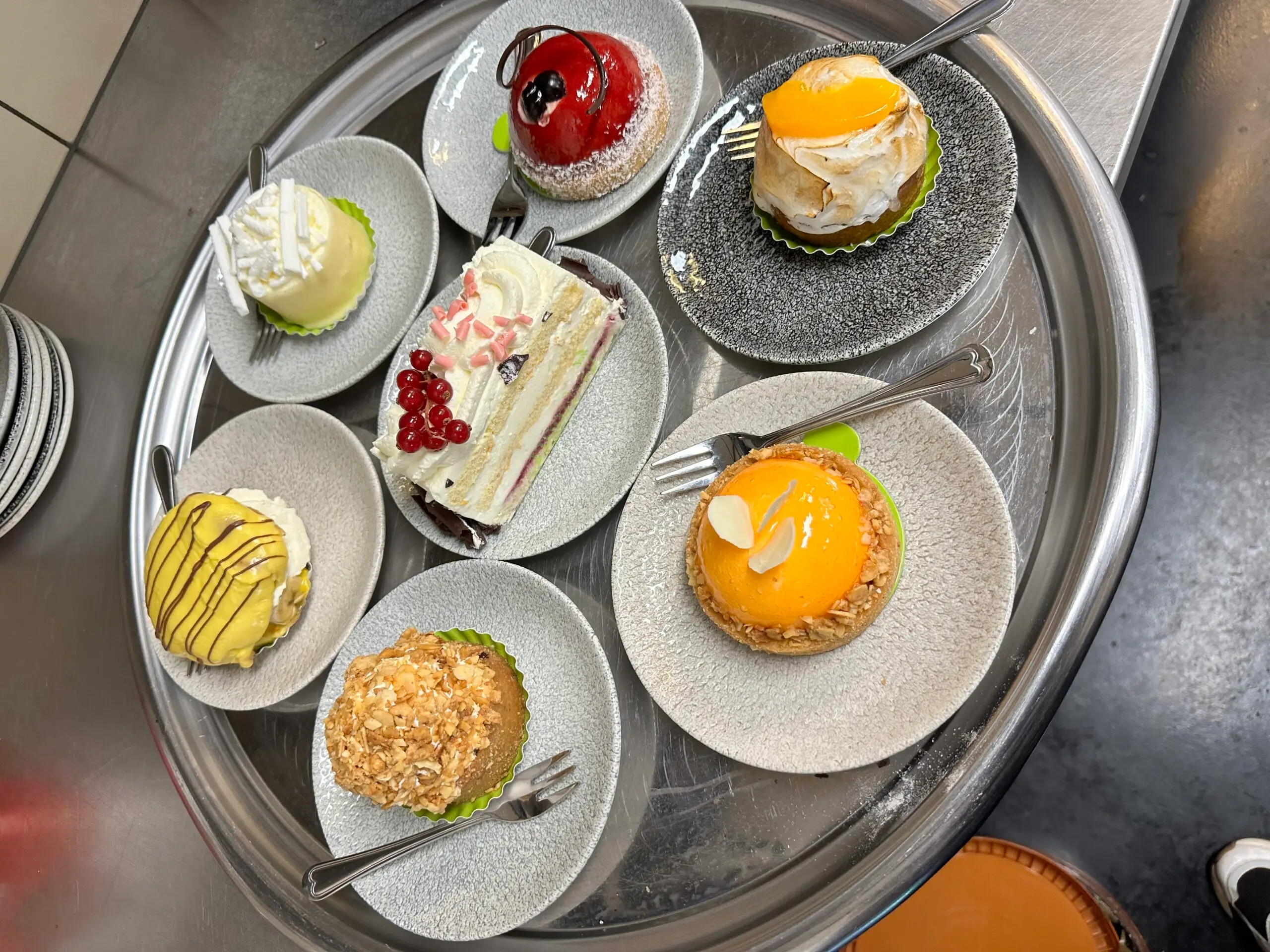 Verschillende gebakjes op een zilveren schaal