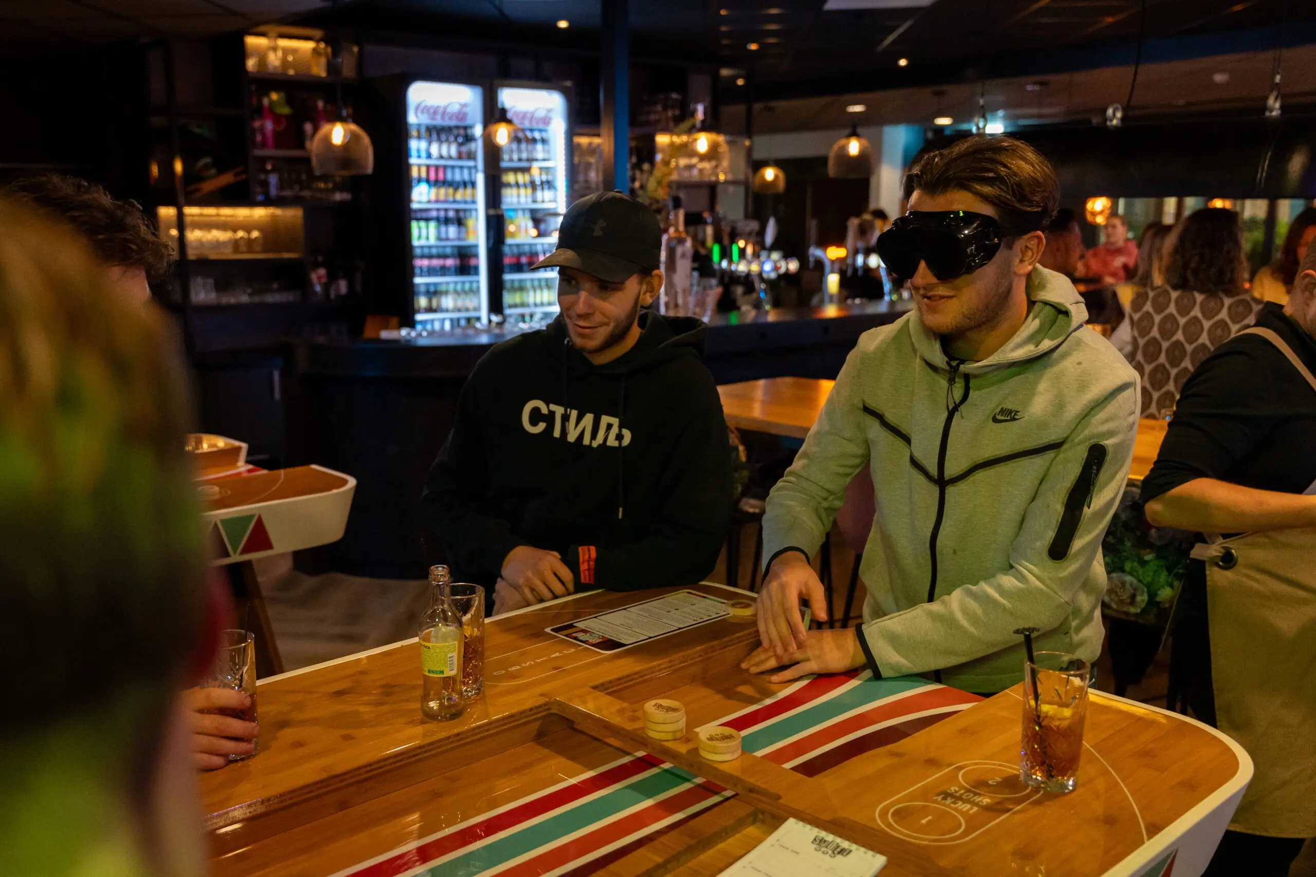 Vriendengroep sjoelt aan sjoelbar
