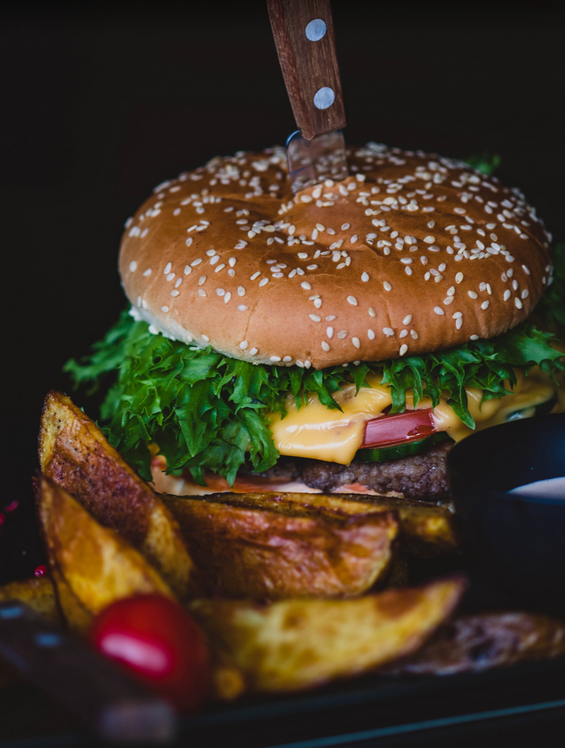 Hamburger met friet en salade