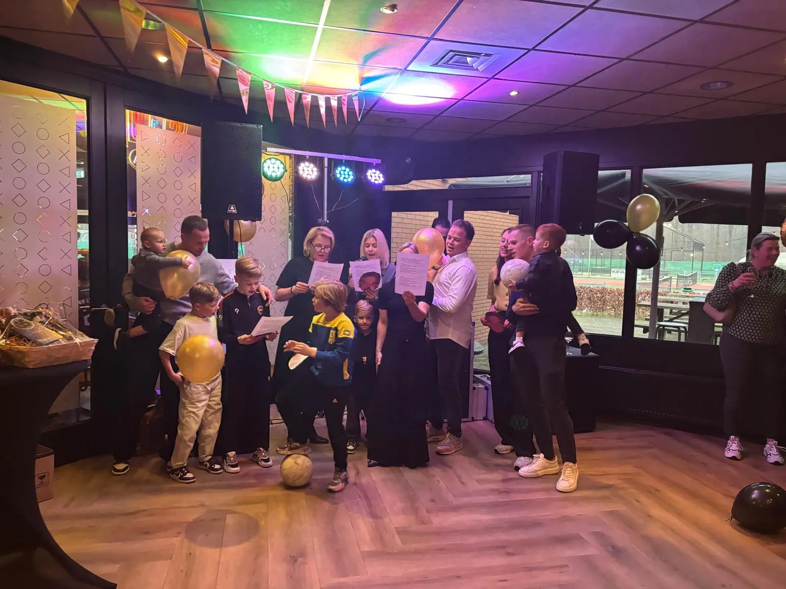 Groep mensen jong en oud die een liedje aan het zingen zijn