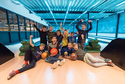 Kinderen bowlen
