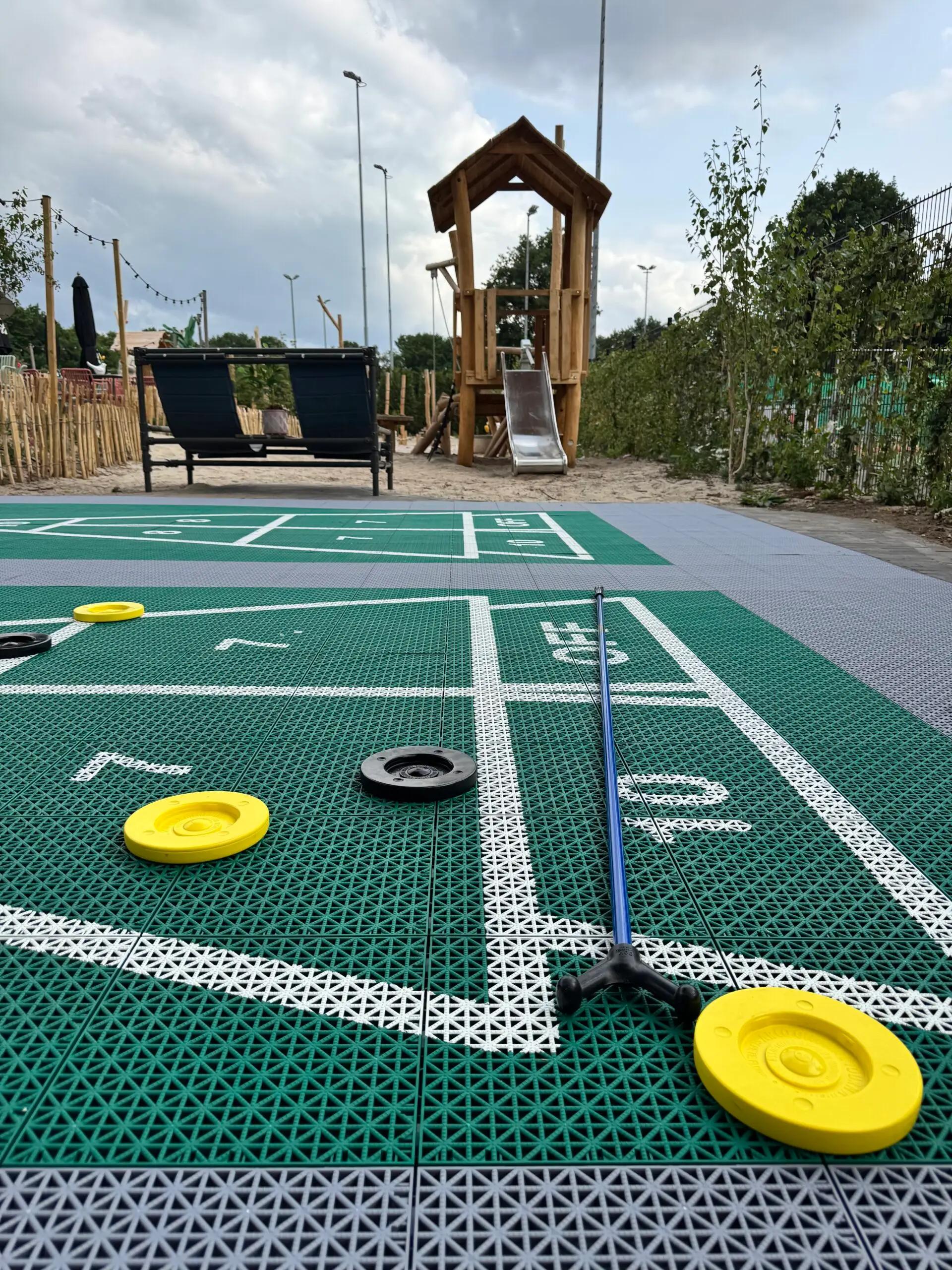 Buitenactiviteit Floorshuffle bij de speeltuin