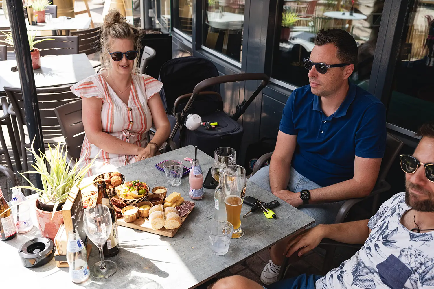 Vrienden op het terras bij De Hoge Heide