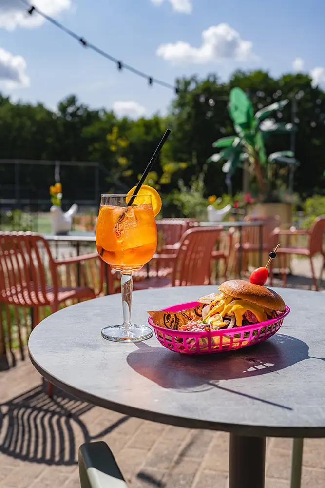 Aperol Spritz en De Hoge Heide Burger op het terras De Hoge Heide