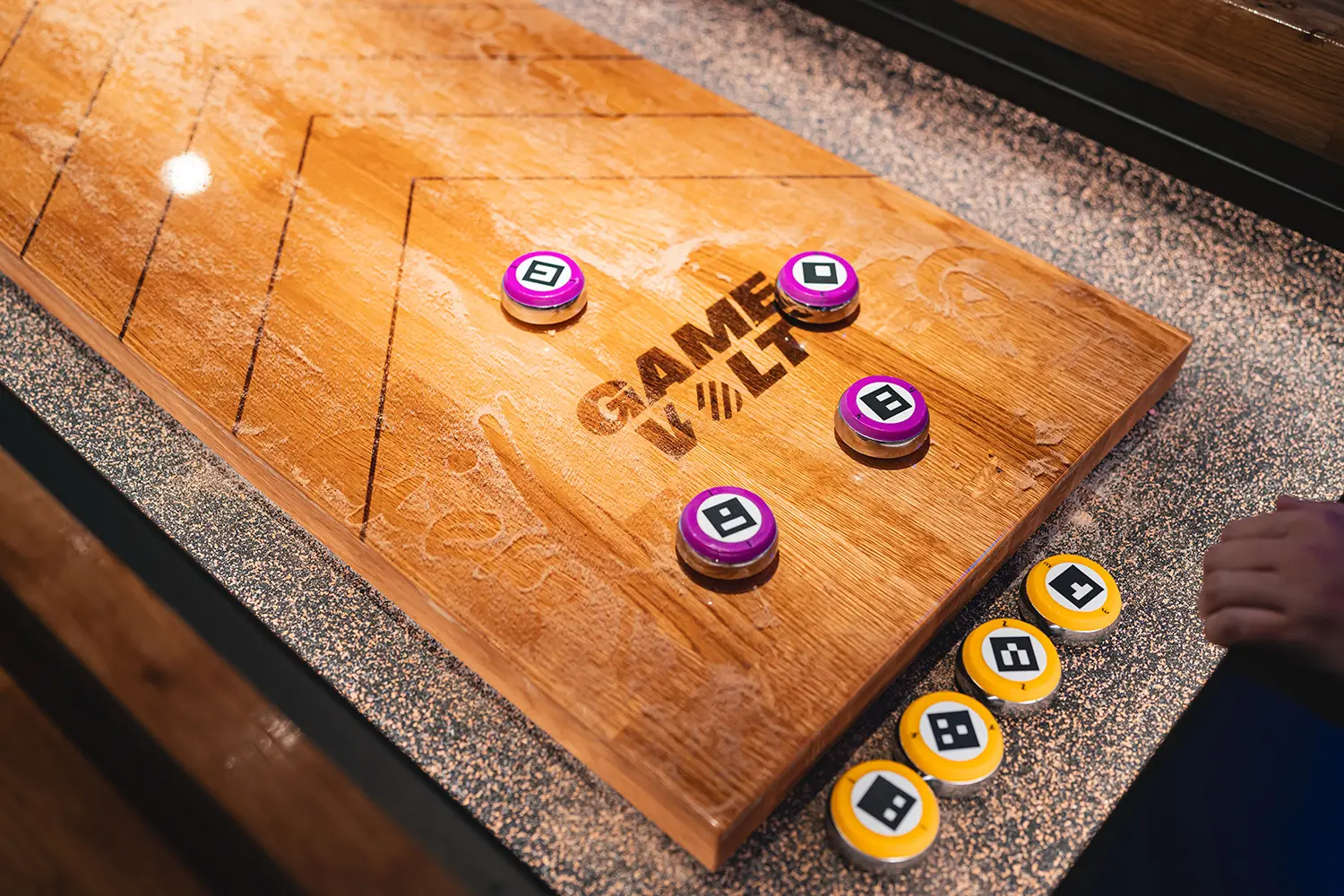 Supercharged Shuffleboard met roze en gele schijven