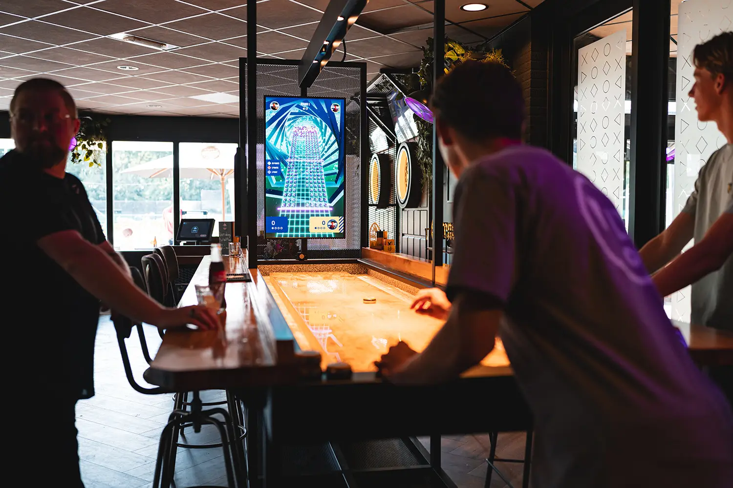 Groep vrienden aan de Supercharged Shuffleboard