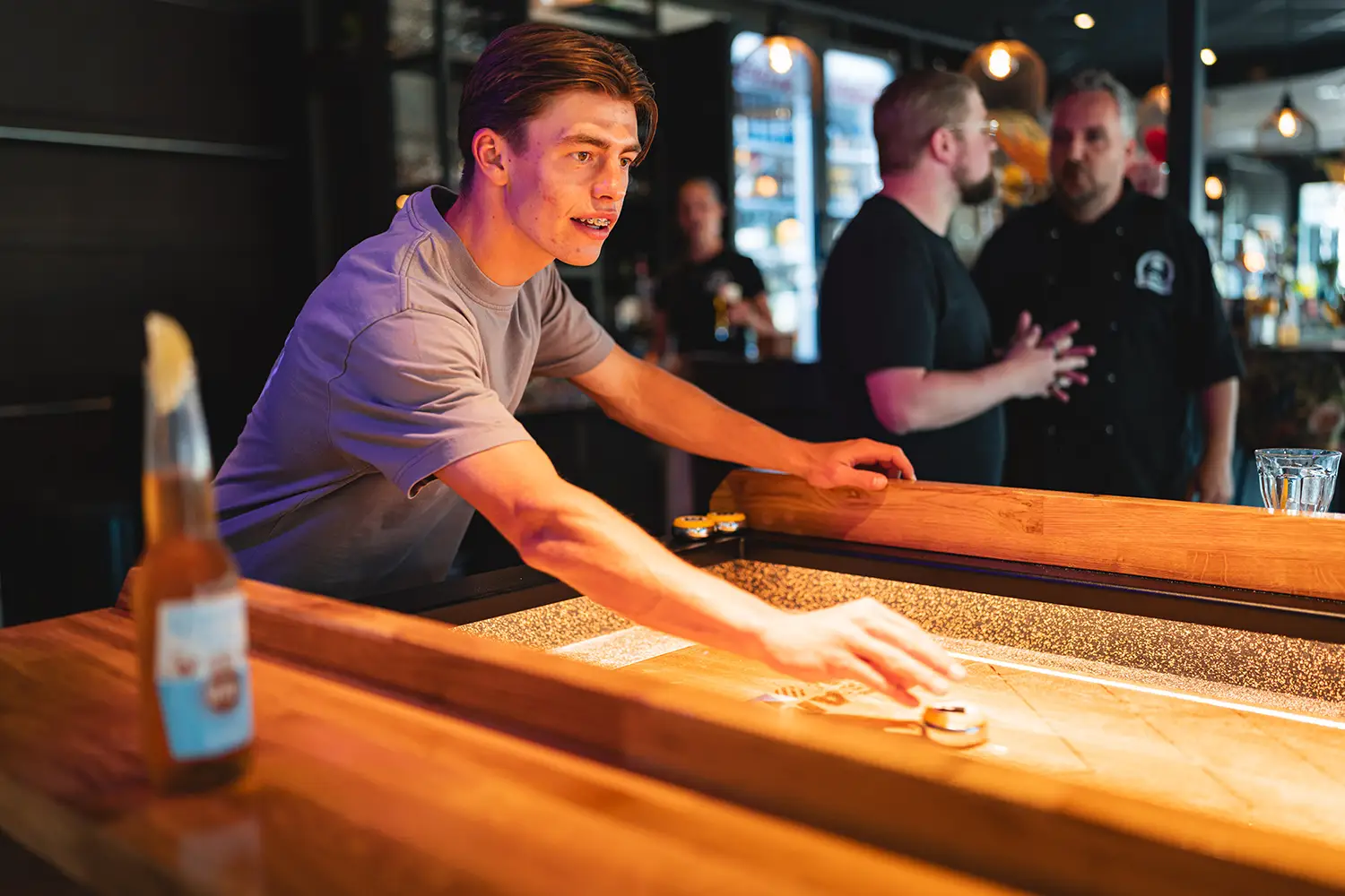 Jongeman aan de Supercharged Shuffleboard bij De Hoge Heide