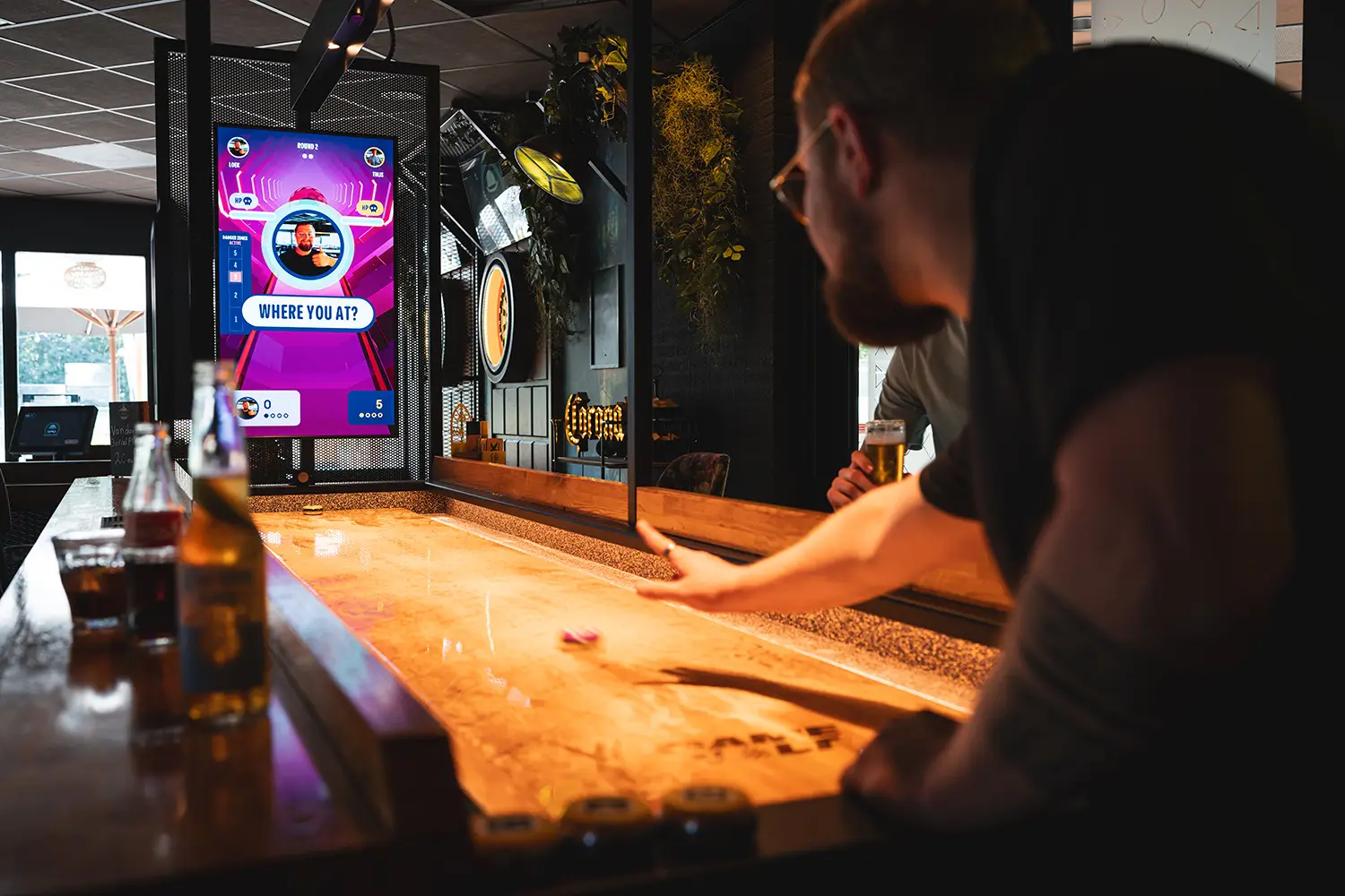 Twee mannen die Supercharged Shuffleboard spelen bij De Hoge Heide