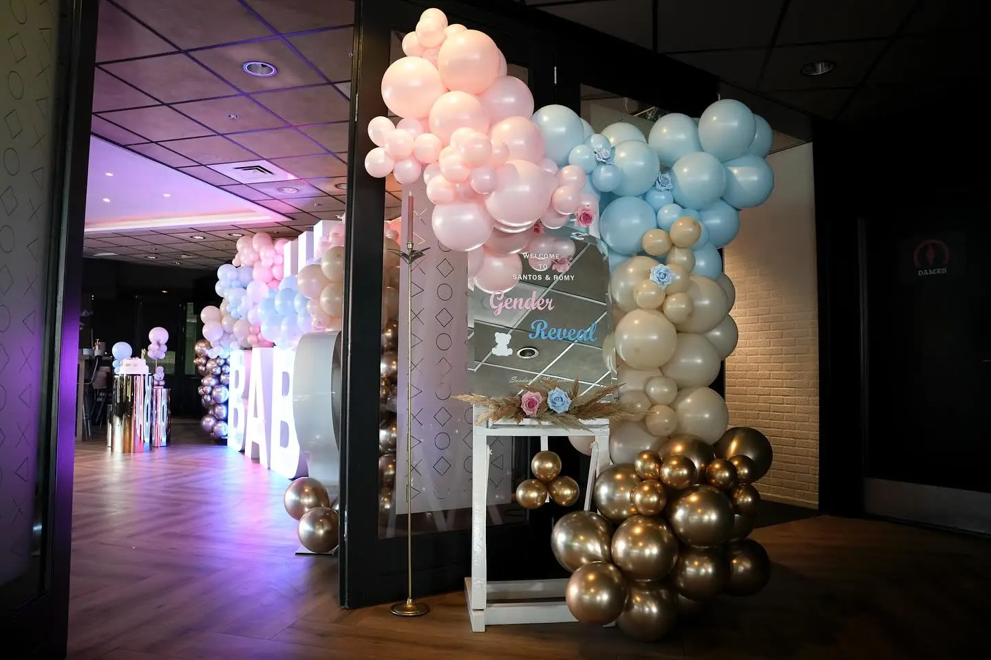 Roze en blauwe ballonnen tijdens een gender reveal