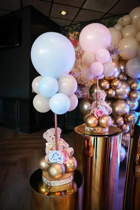 Roze, blauwe en gouden ballonnen met een schattige teddybeer