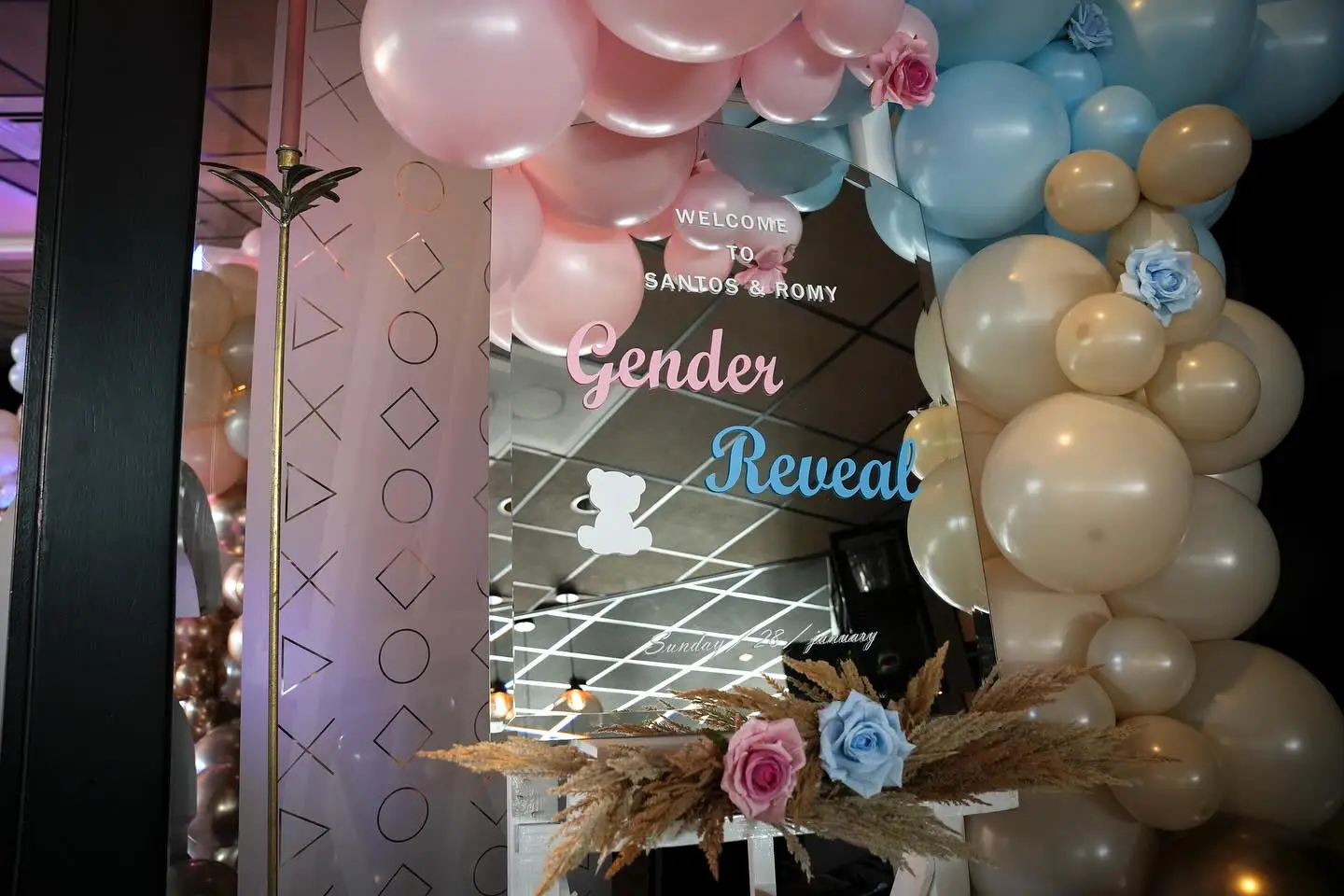 Gender reveal, roze en blauwe ballonnen bij De Hoge Heide