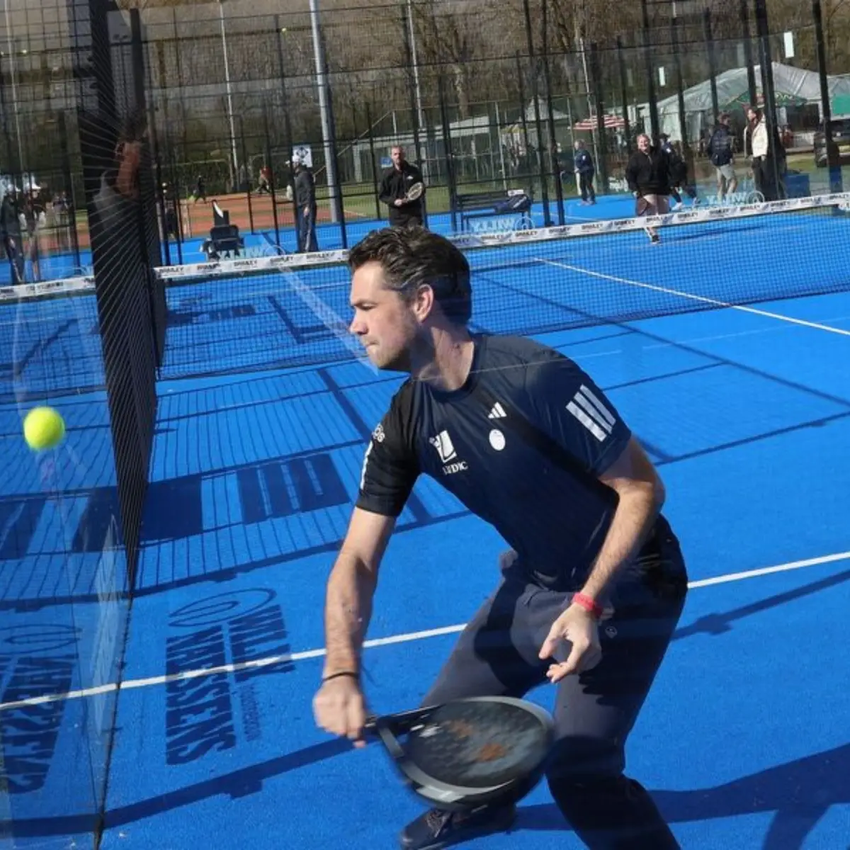 padelspelende man buiten bij TPV De Hoge Heide