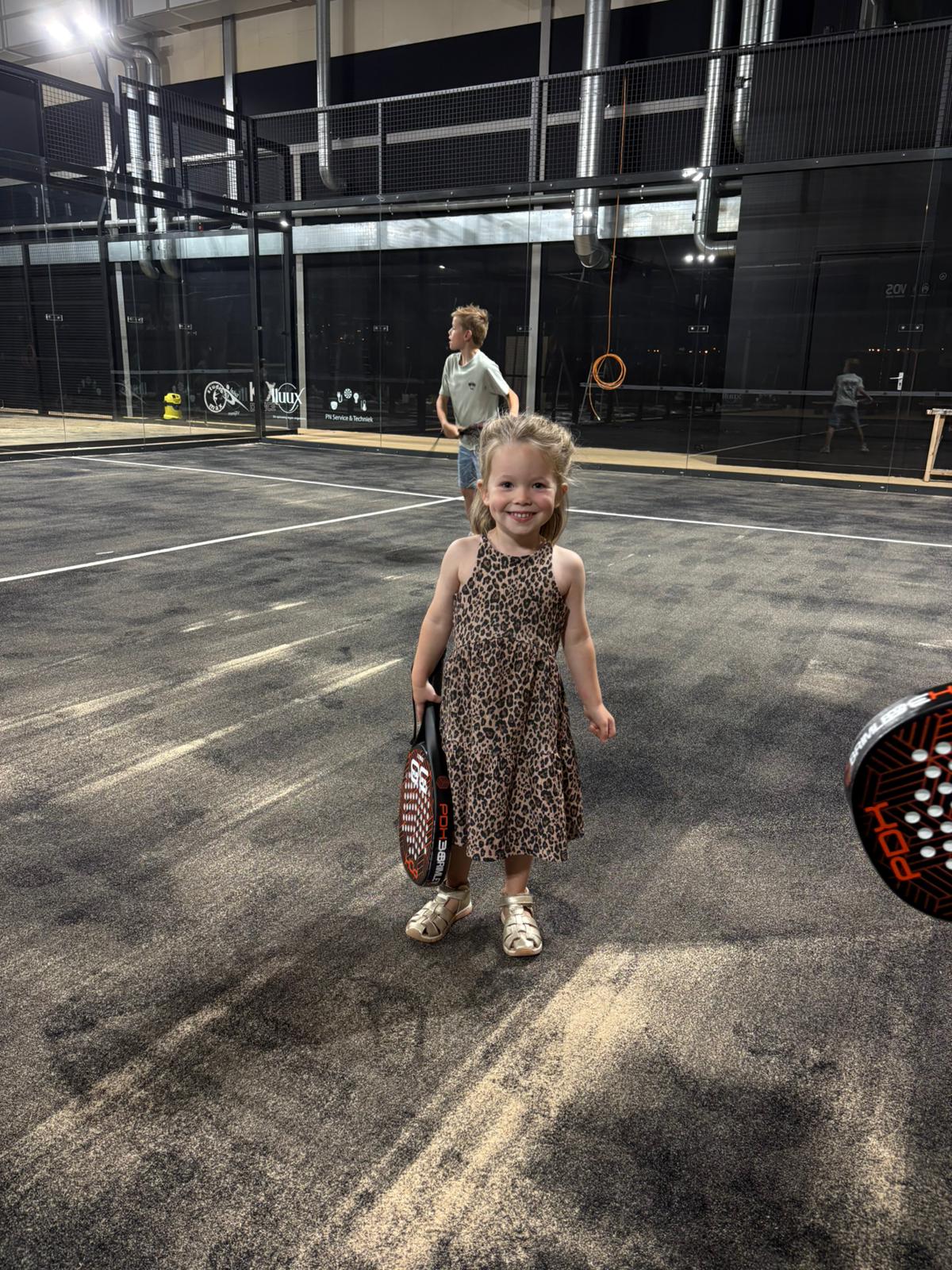 Lief meisje op de zwarte padelbaan van De Hoge Heide
